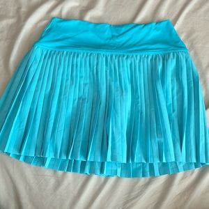 teal aerie pleated skort slight discoloration from dirt on back left hip